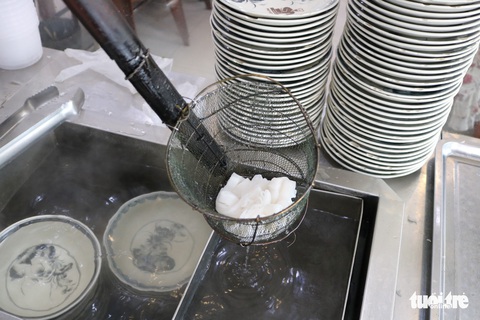 Thưởng thức phở tươi trong thố đá ở Sài Gòn - Ảnh 4. Thưởng thức phở tươi trong thố đá ở Sài Gòn - Ảnh 4.
