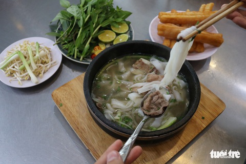 Thưởng thức phở tươi trong thố đá ở Sài Gòn - Ảnh 5. Thưởng thức phở tươi trong thố đá ở Sài Gòn - Ảnh 5.