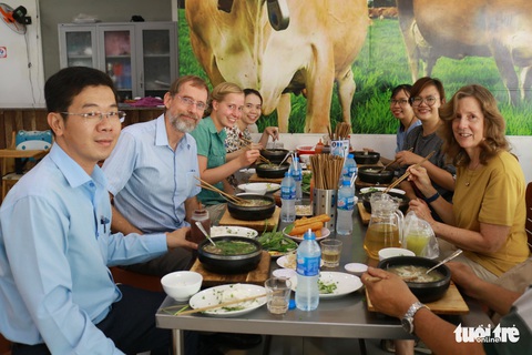 Thưởng thức phở tươi trong thố đá ở Sài Gòn - Ảnh 6. Thưởng thức phở tươi trong thố đá ở Sài Gòn - Ảnh 6.