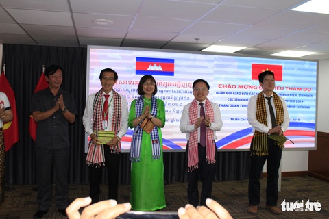 Các nhà báo Campuchia thích thú với Trung tâm báo chí TP.HCM - Ảnh 6. Các nhà báo Campuchia thích thú với Trung tâm báo chí TP.HCM - Ảnh 6.