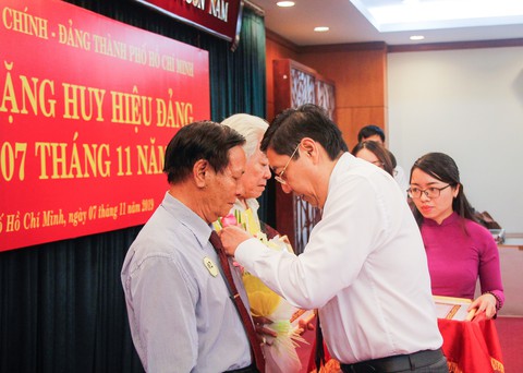 12 đảng viên khối Dân - Chính - Đảng TP.HCM nhận huy hiệu - Ảnh 1. 12 đảng viên khối Dân - Chính - Đảng TP.HCM nhận huy hiệu - Ảnh 1.