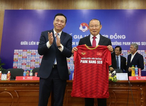 HLV Park Hang Seo: Lúc này, tôi cảm thấy trách nhiệm nặng nề hơn - Ảnh 2. HLV Park Hang Seo: Lúc này, tôi cảm thấy trách nhiệm nặng nề hơn - Ảnh 2.