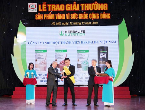 Herbalife Việt Nam nhận giải thưởng Sản phẩm Vàng vì Sức khỏe cộng đồng năm 2019 - Ảnh 1. Herbalife Việt Nam nhận giải thưởng Sản phẩm Vàng vì Sức khỏe cộng đồng năm 2019 - Ảnh 1.