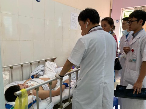 Bệnh nhân nam giật tóc, lên gối nữ điều dưỡng mang thai 4 tháng - Ảnh 1. Bệnh nhân nam giật tóc, lên gối nữ điều dưỡng mang thai 4 tháng - Ảnh 1.