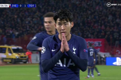Son Heung Min chắp tay xin lỗi Gomes sau khi ghi bàn cho Tottenham - Ảnh 2. Son Heung Min chắp tay xin lỗi Gomes sau khi ghi bàn cho Tottenham - Ảnh 2.