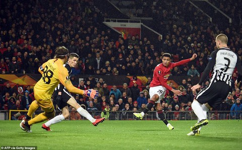 Greenwood tỏa sáng giúp Manchester United giành vé đi tiếp ở Europa League - Ảnh 1. Greenwood tỏa sáng giúp Manchester United giành vé đi tiếp ở Europa League - Ảnh 1.