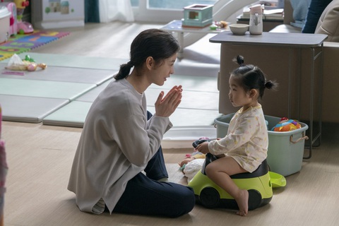 Kim Ji Young dậy sóng xã hội: Người phụ nữ trầm cảm sau sinh - Ảnh 4. Kim Ji Young dậy sóng xã hội: Người phụ nữ trầm cảm sau sinh - Ảnh 4.