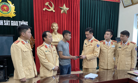 Cảnh sát giao thông trả lại ví có 20 triệu đồng cho người đánh rơi - Ảnh 1. Cảnh sát giao thông trả lại ví có 20 triệu đồng cho người đánh rơi - Ảnh 1.