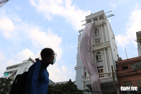 Tháo dỡ nhà xây sai phép của nguyên Chánh thanh tra xây dựng - Ảnh 1. Tháo dỡ nhà xây sai phép của nguyên Chánh thanh tra xây dựng - Ảnh 1.