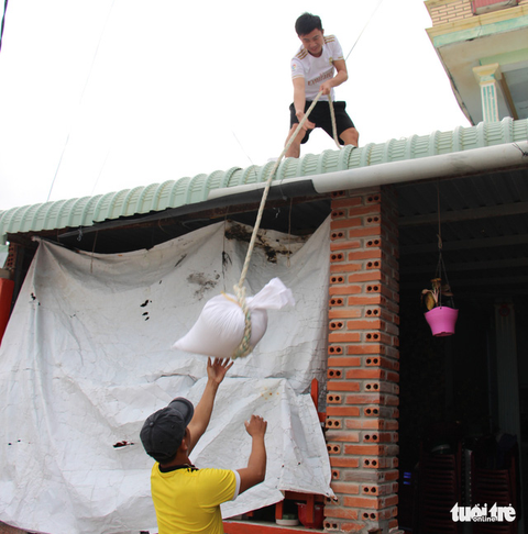 Hàng trăm người dân làng biển Nhơn Hải hối hả lo chống bão - Ảnh 2. Hàng trăm người dân làng biển Nhơn Hải hối hả lo chống bão - Ảnh 2.
