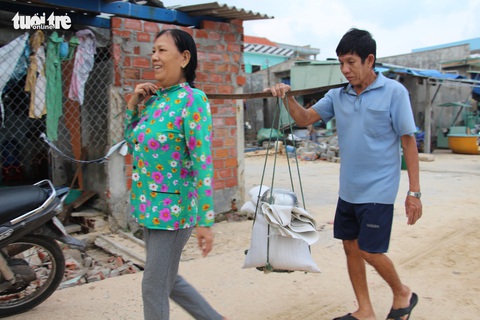 Hàng trăm người dân làng biển Nhơn Hải hối hả lo chống bão - Ảnh 5. Hàng trăm người dân làng biển Nhơn Hải hối hả lo chống bão - Ảnh 5.