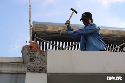Tháo dỡ nhà xây sai phép của nguyên Chánh thanh tra xây dựng - Ảnh 2. Tháo dỡ nhà xây sai phép của nguyên Chánh thanh tra xây dựng - Ảnh 2.