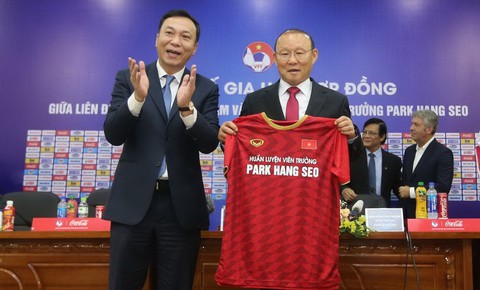 Ký hợp đồng mới, VFF và HLV Park Hang Seo cảm ơn bầu Đức - Ảnh 1. Ký hợp đồng mới, VFF và HLV Park Hang Seo cảm ơn bầu Đức - Ảnh 1.