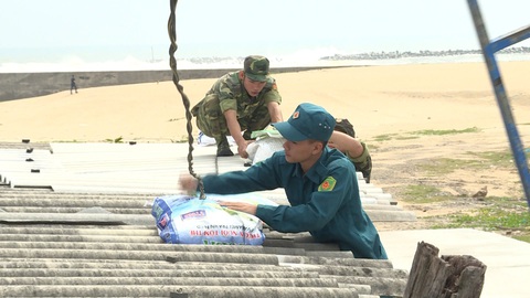 Bộ đội chằng chống nhà cửa giúp dân ứng phó bão số 6 - Ảnh 1. Bộ đội chằng chống nhà cửa giúp dân ứng phó bão số 6 - Ảnh 1.