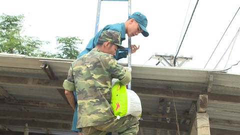 Bộ đội chằng chống nhà cửa giúp dân ứng phó bão số 6 - Ảnh 3. Bộ đội chằng chống nhà cửa giúp dân ứng phó bão số 6 - Ảnh 3.