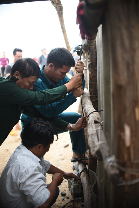 Tâm bão số 6 Bình Định, Phú Yên chằng chống mọi thứ trước giờ G - Ảnh 7. Tâm bão số 6 Bình Định, Phú Yên chằng chống mọi thứ trước giờ G - Ảnh 7.