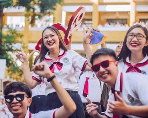 Thầy đeo kính râm, cô buộc tóc chùm nhảy flashmob khiến cả trường rần rần - Ảnh 3. Thầy đeo kính râm, cô buộc tóc chùm nhảy flashmob khiến cả trường rần rần - Ảnh 3.