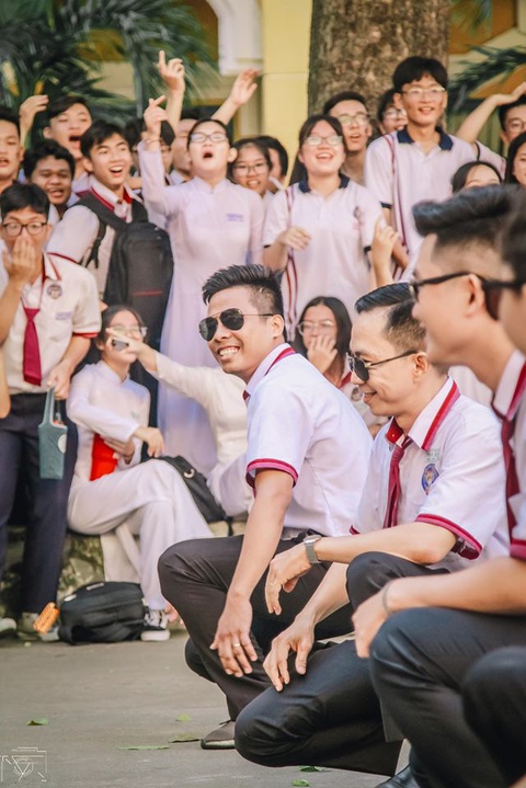Thầy đeo kính râm, cô buộc tóc chùm nhảy flashmob khiến cả trường rần rần - Ảnh 5. Thầy đeo kính râm, cô buộc tóc chùm nhảy flashmob khiến cả trường rần rần - Ảnh 5.