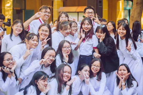 Thầy đeo kính râm, cô buộc tóc chùm nhảy flashmob khiến cả trường rần rần - Ảnh 2. Thầy đeo kính râm, cô buộc tóc chùm nhảy flashmob khiến cả trường rần rần - Ảnh 2.