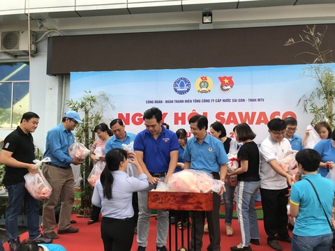 Công nhân cấp nước đập heo đất giúp đồng nghiệp khó khăn - Ảnh 1. Công nhân cấp nước đập heo đất giúp đồng nghiệp khó khăn - Ảnh 1.