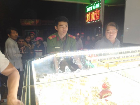 Đang xem đá bóng thì bị cướp tiệm vàng - Ảnh 3. Đang xem đá bóng thì bị cướp tiệm vàng - Ảnh 3.