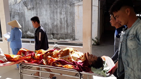 Xe bán tải gây tai nạn ở Phú Yên: vợ nguy kịch, chồng gãy đốt sống cổ - Ảnh 4. Xe bán tải gây tai nạn ở Phú Yên: vợ nguy kịch, chồng gãy đốt sống cổ - Ảnh 4.