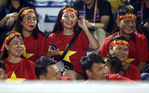CĐV Việt Nam tại Philippines vỡ òa trước chiến thắng của thầy trò ông Park - Ảnh 2. CĐV Việt Nam tại Philippines vỡ òa trước chiến thắng của thầy trò ông Park - Ảnh 2.