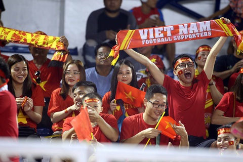 CĐV Việt Nam tại Philippines vỡ òa trước chiến thắng của thầy trò ông Park - Ảnh 4. CĐV Việt Nam tại Philippines vỡ òa trước chiến thắng của thầy trò ông Park - Ảnh 4.