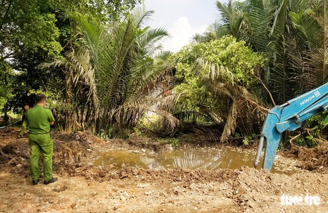 Vụ đổ chất thải không đúng quy định: Rác thải sinh hoạt lẫn công nghiệp - Ảnh 1. Vụ đổ chất thải không đúng quy định: Rác thải sinh hoạt lẫn công nghiệp - Ảnh 1.