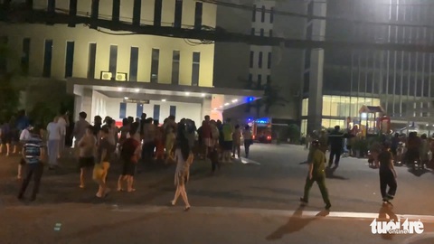 Căn hộ chung cư Xi Grand Court bốc cháy, nhiều cư dân người tháo chạy trong đêm - Ảnh 2. Căn hộ chung cư Xi Grand Court bốc cháy, nhiều cư dân người tháo chạy trong đêm - Ảnh 2.