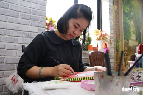 Bạn trẻ miệt mài với nét vẽ trên vải áo dài - Ảnh 5. Bạn trẻ miệt mài với nét vẽ trên vải áo dài - Ảnh 5.