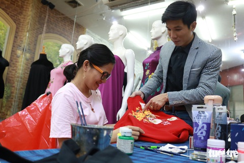Bạn trẻ miệt mài với nét vẽ trên vải áo dài - Ảnh 4. Bạn trẻ miệt mài với nét vẽ trên vải áo dài - Ảnh 4.