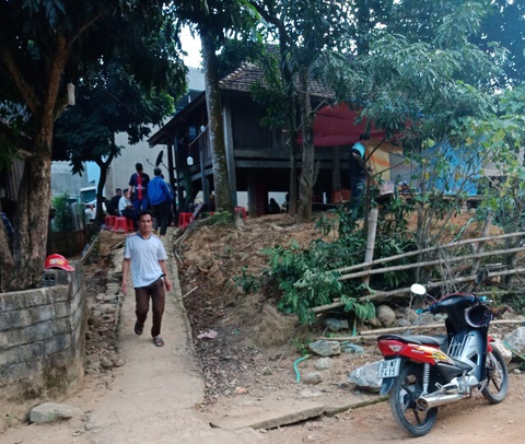 Chồng đưa vợ vị bắn chết từ rẫy về nhà, công an vào cuộc - Ảnh 1. Chồng đưa vợ vị bắn chết từ rẫy về nhà, công an vào cuộc - Ảnh 1.