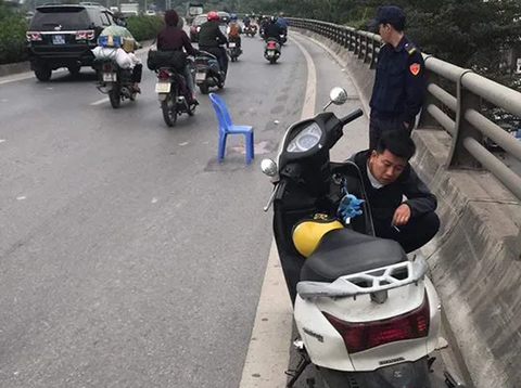 Tài xế xe bán tải đụng chết bé 5 tuổi ra trình diện - Ảnh 1. Tài xế xe bán tải đụng chết bé 5 tuổi ra trình diện - Ảnh 1.
