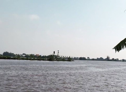 Sà lan chở gạch chìm trên sông Luộc, ít nhất 2 người mất tích - Ảnh 1. Sà lan chở gạch chìm trên sông Luộc, ít nhất 2 người mất tích - Ảnh 1.