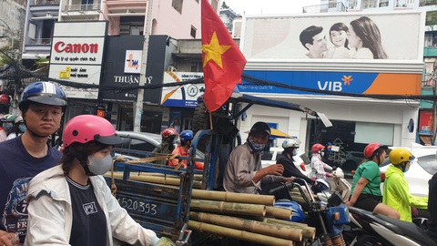 Nhà hàng, quán ăn tưng bừng, kín bàn từ sớm chờ trận chung kết U22 Việt Nam - Ảnh 9. Nhà hàng, quán ăn tưng bừng, kín bàn từ sớm chờ trận chung kết U22 Việt Nam - Ảnh 9.