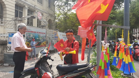 Nhà hàng, quán ăn tưng bừng, kín bàn từ sớm chờ trận chung kết U22 Việt Nam - Ảnh 6. Nhà hàng, quán ăn tưng bừng, kín bàn từ sớm chờ trận chung kết U22 Việt Nam - Ảnh 6.