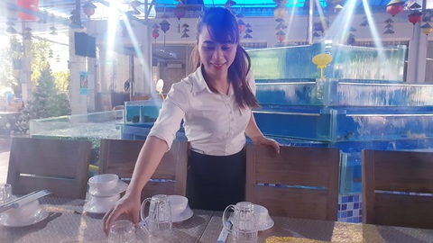 Nhà hàng, quán ăn tưng bừng, kín bàn từ sớm chờ trận chung kết U22 Việt Nam - Ảnh 1. Nhà hàng, quán ăn tưng bừng, kín bàn từ sớm chờ trận chung kết U22 Việt Nam - Ảnh 1.