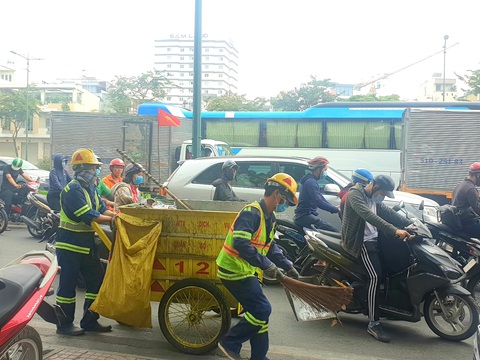 Nhà hàng, quán ăn tưng bừng, kín bàn từ sớm chờ trận chung kết U22 Việt Nam - Ảnh 8. Nhà hàng, quán ăn tưng bừng, kín bàn từ sớm chờ trận chung kết U22 Việt Nam - Ảnh 8.