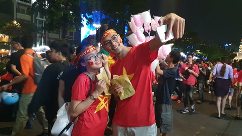 U22 VN chiến thắng: Đồ ăn vặt tăng gấp 4, thu gần chục triệu trong vài tiếng - Ảnh 1. U22 VN chiến thắng: Đồ ăn vặt tăng gấp 4, thu gần chục triệu trong vài tiếng - Ảnh 1.