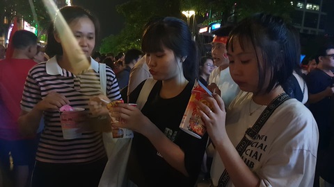 U22 VN chiến thắng: Đồ ăn vặt tăng gấp 4, thu gần chục triệu trong vài tiếng - Ảnh 3. U22 VN chiến thắng: Đồ ăn vặt tăng gấp 4, thu gần chục triệu trong vài tiếng - Ảnh 3.