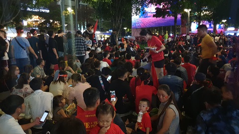 U22 VN chiến thắng: Đồ ăn vặt tăng gấp 4, thu gần chục triệu trong vài tiếng - Ảnh 2. U22 VN chiến thắng: Đồ ăn vặt tăng gấp 4, thu gần chục triệu trong vài tiếng - Ảnh 2.
