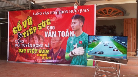 Nhà Văn Toản dựng rạp, nấu 60 mâm cỗ mời cả làng đến cổ vũ U22 Việt Nam - Ảnh 2. Nhà Văn Toản dựng rạp, nấu 60 mâm cỗ mời cả làng đến cổ vũ U22 Việt Nam - Ảnh 2.