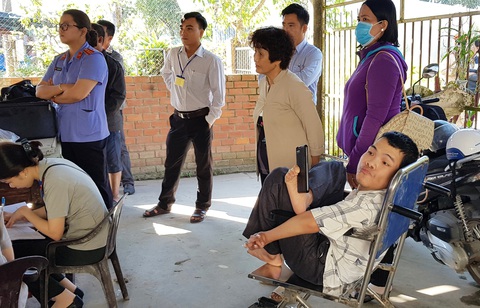 Đứa em tật nguyền về nhà sau 7 năm bị anh chị ruột kiện đuổi đi - Ảnh 1. Đứa em tật nguyền về nhà sau 7 năm bị anh chị ruột kiện đuổi đi - Ảnh 1.