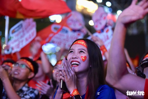 Hàng ngàn CĐV phố đi bộ Nguyễn Huệ: vui nổ trời với bàn thắng của Văn Hậu - Ảnh 3. Hàng ngàn CĐV phố đi bộ Nguyễn Huệ: vui nổ trời với bàn thắng của Văn Hậu - Ảnh 3.