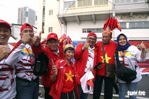 CĐV Việt Nam và Indonesia: Ai cổ vũ sung hơn trước trận chung kết? - Ảnh 4. CĐV Việt Nam và Indonesia: Ai cổ vũ sung hơn trước trận chung kết? - Ảnh 4.