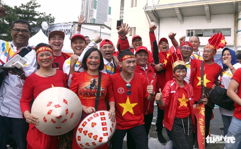 CĐV Việt Nam và Indonesia: Ai cổ vũ sung hơn trước trận chung kết? - Ảnh 5. CĐV Việt Nam và Indonesia: Ai cổ vũ sung hơn trước trận chung kết? - Ảnh 5.