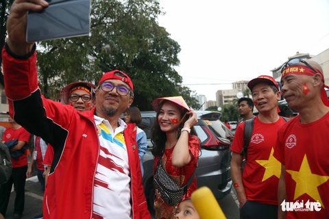 CĐV Việt Nam và Indonesia: Ai cổ vũ sung hơn trước trận chung kết? - Ảnh 10. CĐV Việt Nam và Indonesia: Ai cổ vũ sung hơn trước trận chung kết? - Ảnh 10.