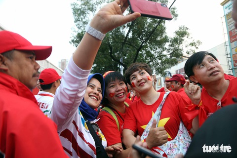 CĐV Việt Nam và Indonesia: Ai cổ vũ sung hơn trước trận chung kết? - Ảnh 11. CĐV Việt Nam và Indonesia: Ai cổ vũ sung hơn trước trận chung kết? - Ảnh 11.