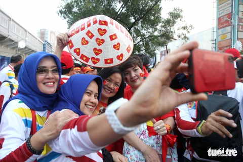 CĐV Việt Nam và Indonesia: Ai cổ vũ sung hơn trước trận chung kết? - Ảnh 12. CĐV Việt Nam và Indonesia: Ai cổ vũ sung hơn trước trận chung kết? - Ảnh 12.